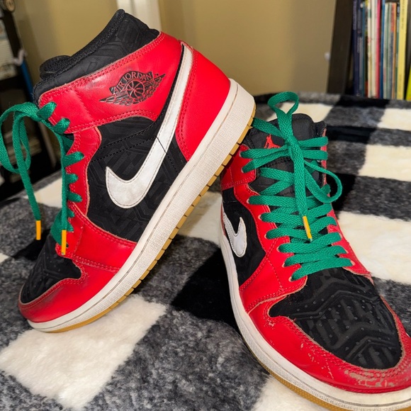 Nike Air Jordon 1 Mid SE Christmas Sneaker In Black, Fire Red & White Sz 8 - Picture 11 of 12